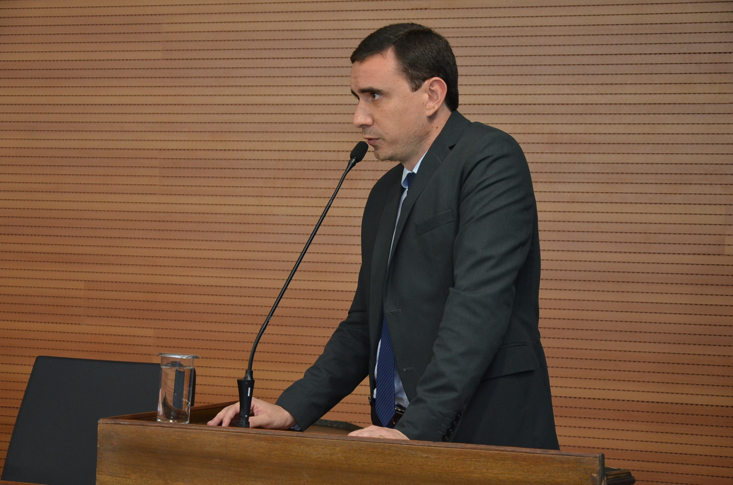 Rodrigo Alemão quer explicações da Seduc sobre alterações no EJA